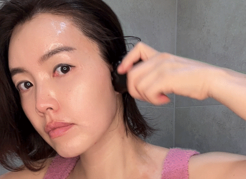 Fit the Gua Sha around the ears and gently rotate the petal tips to apply light pressure. This releases tension around the ears and eases fatigue in the facial and neck muscles.