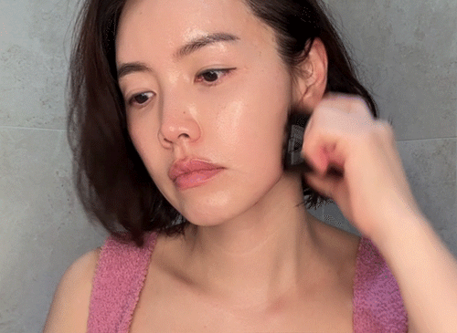 Place the petal tip on your jaw muscles and gently sweep in circular motions along the jawline. Repeat about 10 times on each side to define the jawline and relax the jaw muscles.