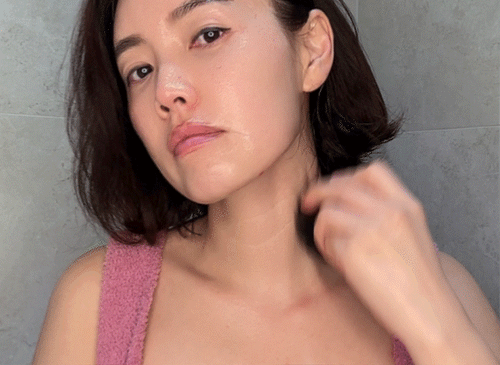 Using the petal-shaped tips, gently sweep from under the ears toward the collarbone. Repeat about 10 times on each side. This motion cools and relaxes the lymphatic areas around the neck, helping eliminate toxins and reduce facial puffiness naturally.