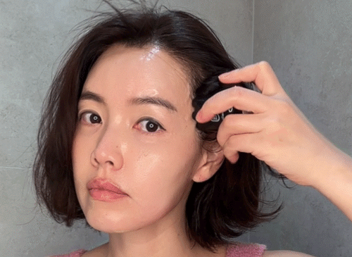 Begin at the temples and sweep the petal tips gently up to the scalp, following the direction of your hair growth. This relieves tension in the scalp and reduces overall fatigue in the head and face.